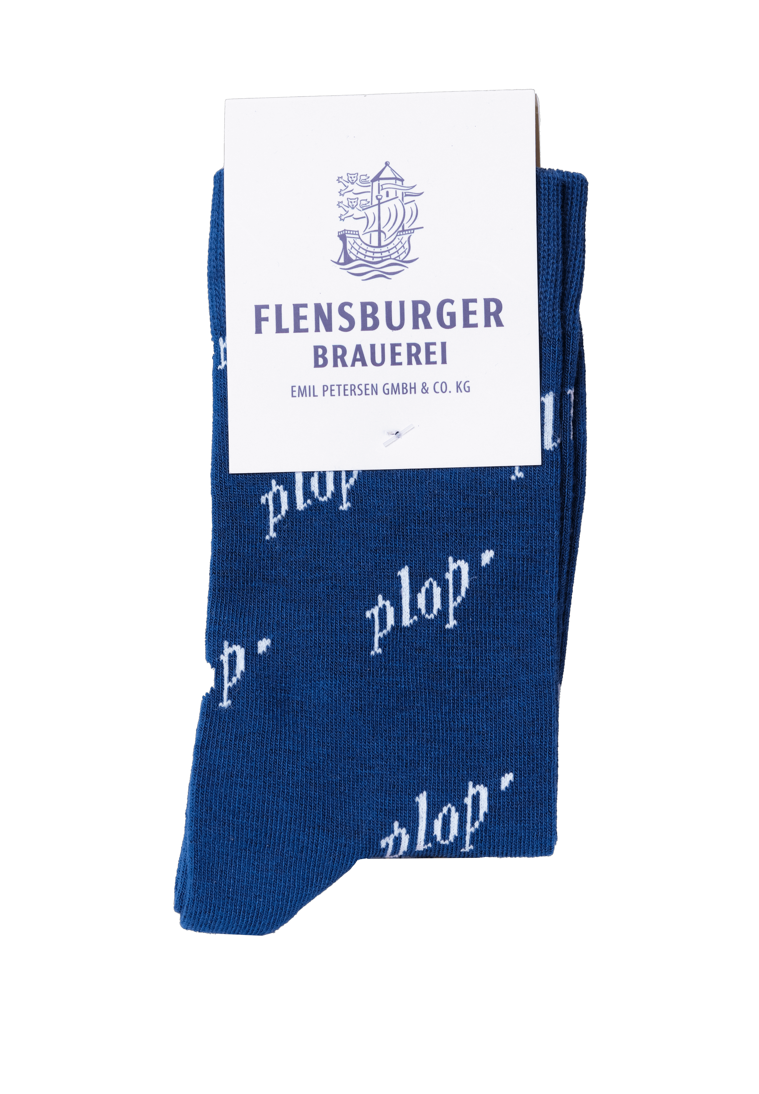 Blaue Socken mit weißem Muster aus dem Schriftzug „plop'“. Die Socken sind gefaltet und mit einem weißen Etikett der Flensburger Brauerei versehen.