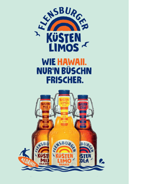 Flensburger Küsten Limos in drei Flaschen werden auf einem hellgrünen Hintergrund präsentiert. Zwei Flaschen zeigen KÜSTEN LIMO Orange und eine KÜSTEN LIMO Cola. Der Schriftzug beschreibt die Frische des Produkts.