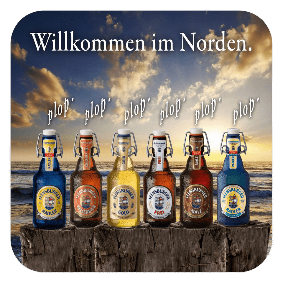 Pappbierdeckel mit Motiv zeigt sechs verschiedene Flensburger Bierflaschen, die nebeneinander auf Holzpfählen am Meer stehen. Über ihnen steht der Text „Willkommen im Norden.“ und über jeder Flasche das Wort „plop’“.