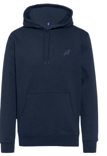 Dunkelblauer Kapuzenpullover mit der Aufschrift „plop“ auf der linken Brustseite. Der Pullover hat eine Kängurutasche.