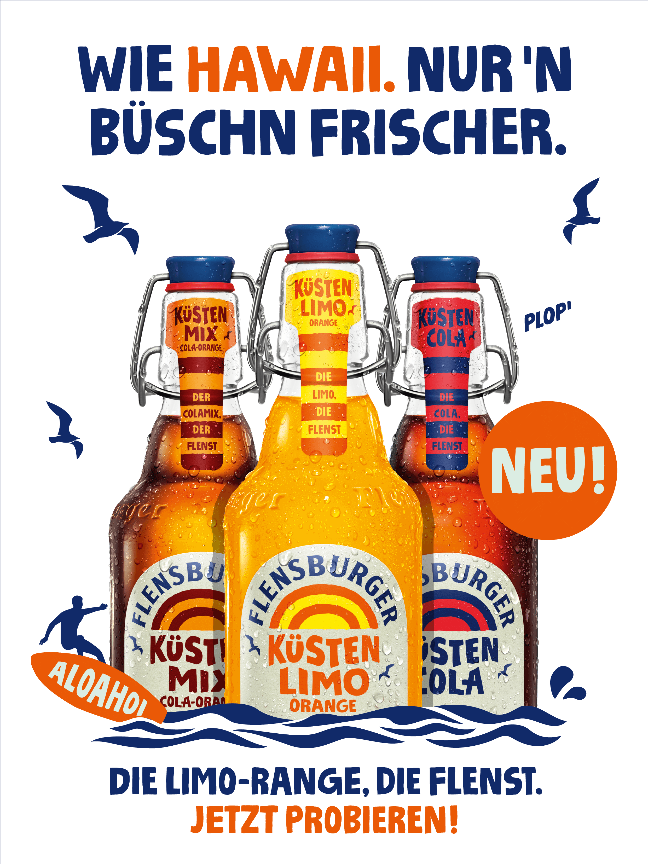Drei Flaschen Flensburger Küstenlimo stehen auf einem dunklen Hintergrund. Die Flasche in der Mitte zeigt die Sorte "Küstencola", während die anderen zwei "Küstenmix" und "Küstencola" heißen.
