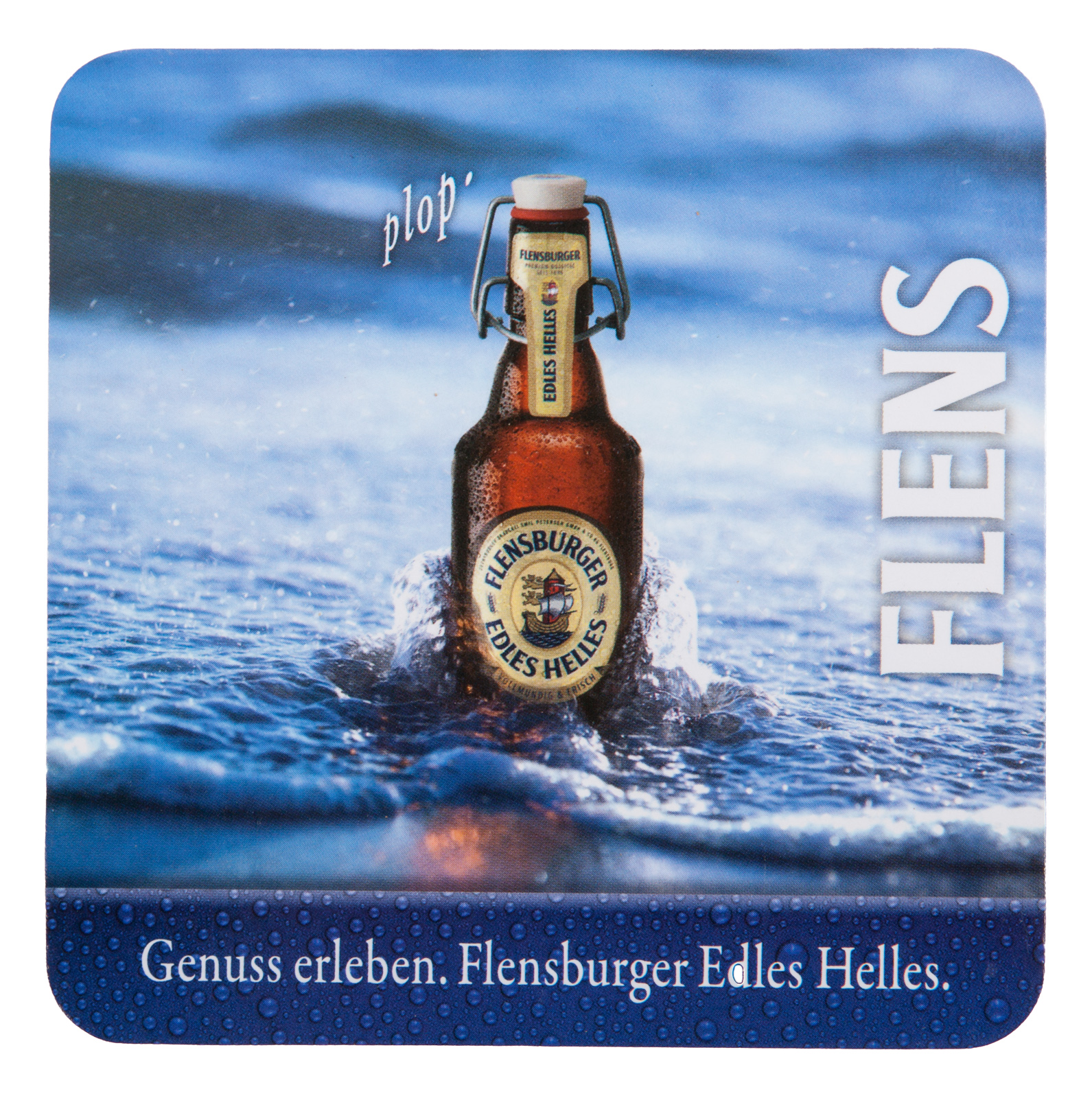 Korkuntersetzer zeigt ein Motiv: Flensburger Edles Helles Bierflasche mit Bügelverschluss spritzt aus Wasser auf. Text „plop’“ steht links oben. Darunter Schriftzug „Genuss erleben. Flensburger Edles Helles.“ Rechts senkrecht „FLENS“.