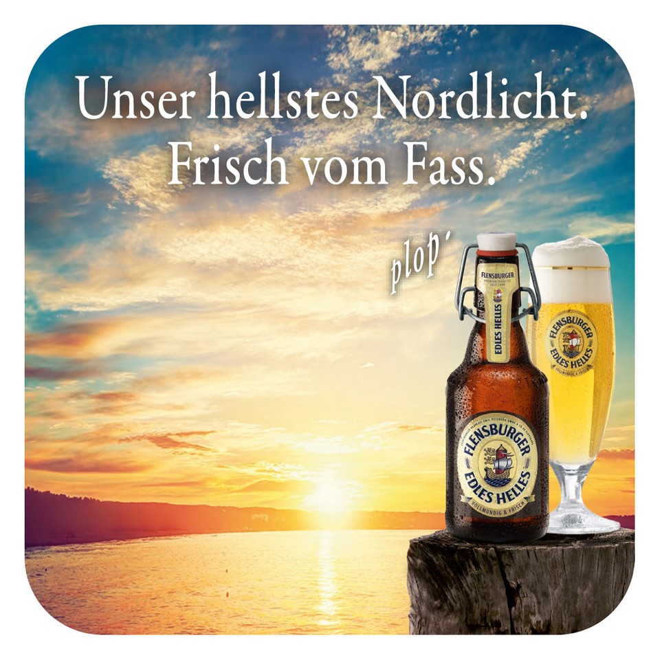 Bierdeckel aus Pappe mit Motiv: Flensburger Edles Helles Bierflasche mit Bügelverschluss und gefülltes Bierglas stehen auf einem Holzpfahl vor einem Sonnenuntergang am Wasser. Text: „Unser hellstes Nordlicht. Frisch vom Fass. plop’“.