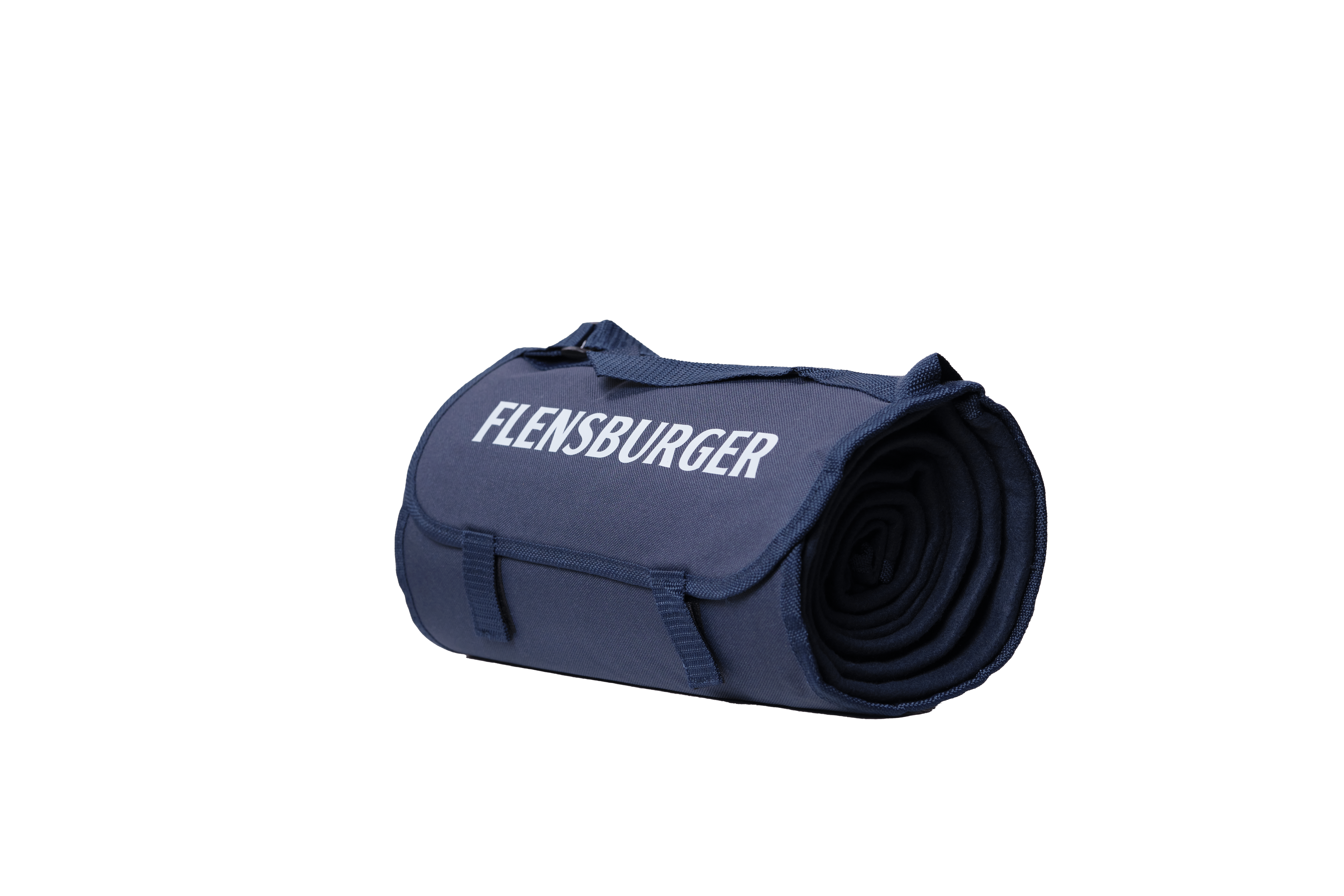 Eine navyblaue Fleece-Stranddecke namens "Hvide Sande" ist aufgerollt und trägt das weiße Logo „FLENSBURGER“ auf der Oberseite.