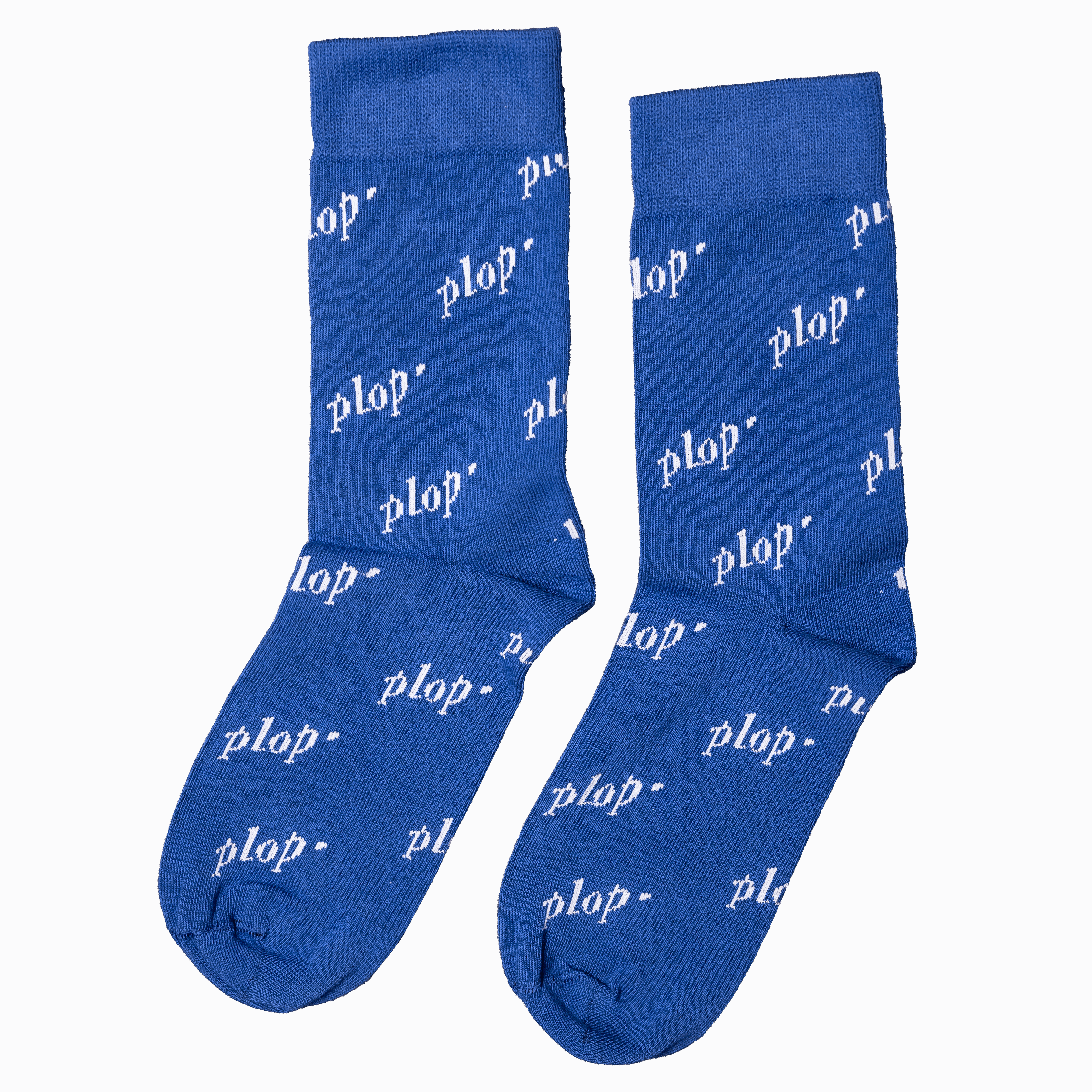 Blaue Socken mit weißem, mehrfach wiederholtem Schriftzug „plop-“. Die Socken liegen nebeneinander und sind ausgestreckt.