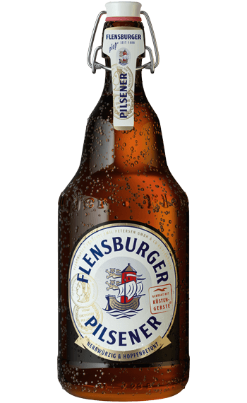 Braune 2-Liter-Flasche Flensburger Pilsener mit Bügelverschluss und Tropfen auf der Oberfläche. Auf dem Etikett ist ein Schiff mit Segeln und der Text „Flensburger Pilsener“ sowie „Herbwürzig & hopfenbetont“.