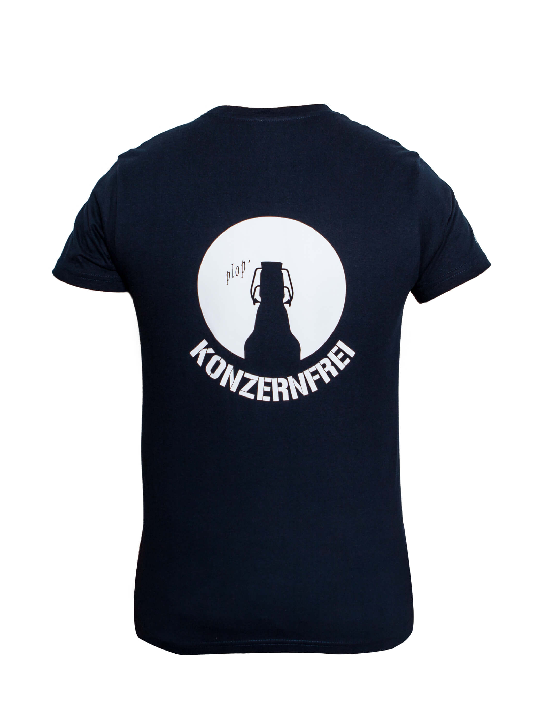 Blaues T-Shirt mit Rundhalsausschnitt und kurzen Ärmeln. Auf dem Rücken ist eine Flasche mit Bügelverschluss und der Schriftzug „plop“ sowie „KONZERNFREI“ zu sehen.