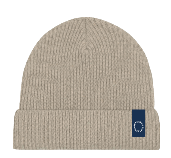 Beige gestrickte Fisherman Beanie mit Umschlag und blauem Label mit weißem Text „STRAND-LAGER FLENSBURG“.