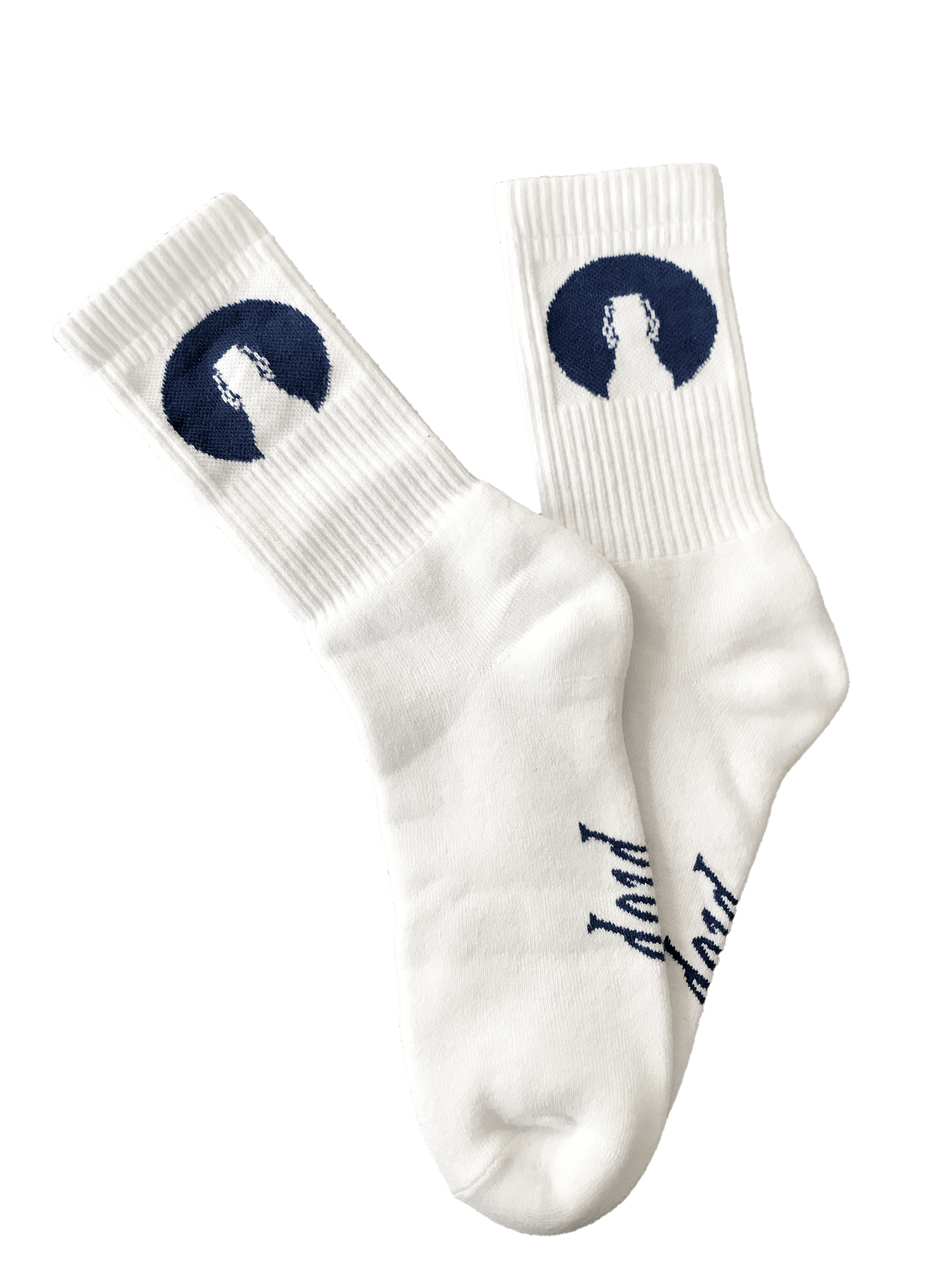 Weiße Sportsocken mit geripptem Schaft zeigen ein blaues Nordlicht-Logo am Knöchel. Die Sohle trägt den Schriftzug „plop’“ in blauer Schrift.
