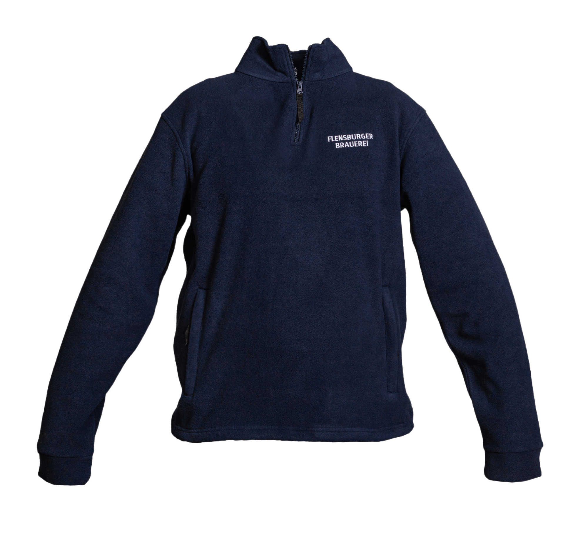 Dunkelblauer Fleece-Pullover mit Reißverschluss am Kragen. Auf der linken Brust steht in weißer Schrift „Flensburger Brauerei“. Langarm und mit zwei seitlichen Taschen ausgestattet.