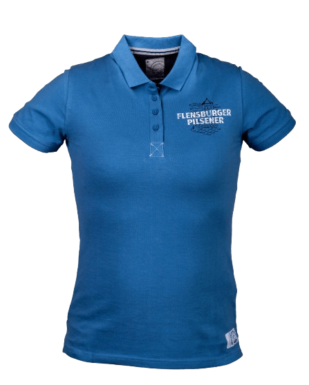 Blaues Damen Poloshirt mit kurzem Arm und Knopfleiste. Auf der linken Brustseite steht in weißer Schrift „Flensburger Pilsener“ mit einem maritimen Logo.