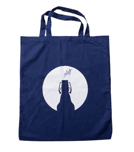 FLENS Baumwolltragetasche "Nordlicht" Blaue Baumwolltragetasche mit kurzen Griffen zeigt weiße Rundgrafik eines Flaschenverschlusses und den Schriftzug "plop'".