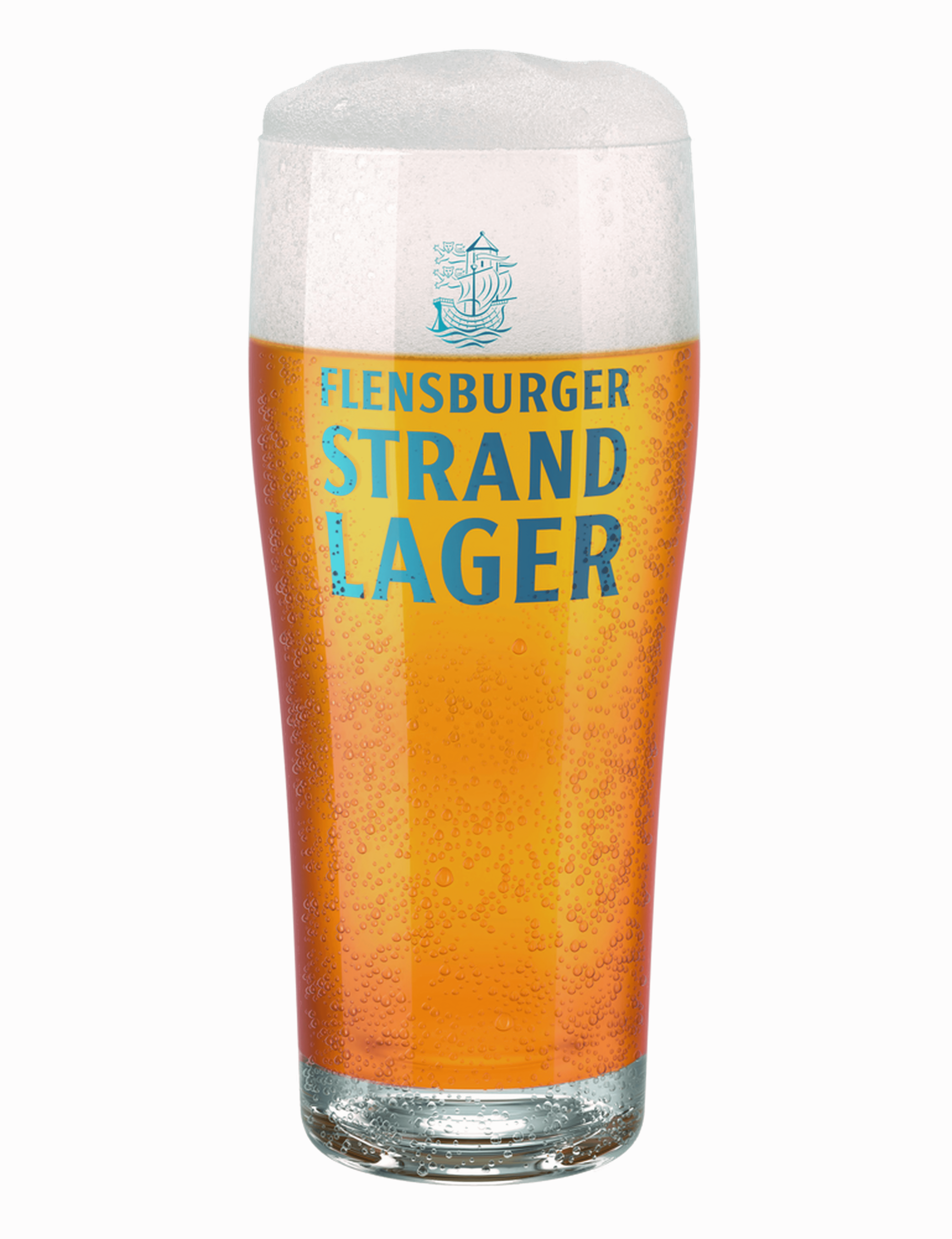 Glas mit Flensburger Strand-Lager Bier, das bernsteinfarben ist und eine schäumende weiße Krone trägt. Auf dem Glas steht in blauer Schrift „Flensburger Strand Lager“ mit einem kleinen Schiff-Logo darüber.