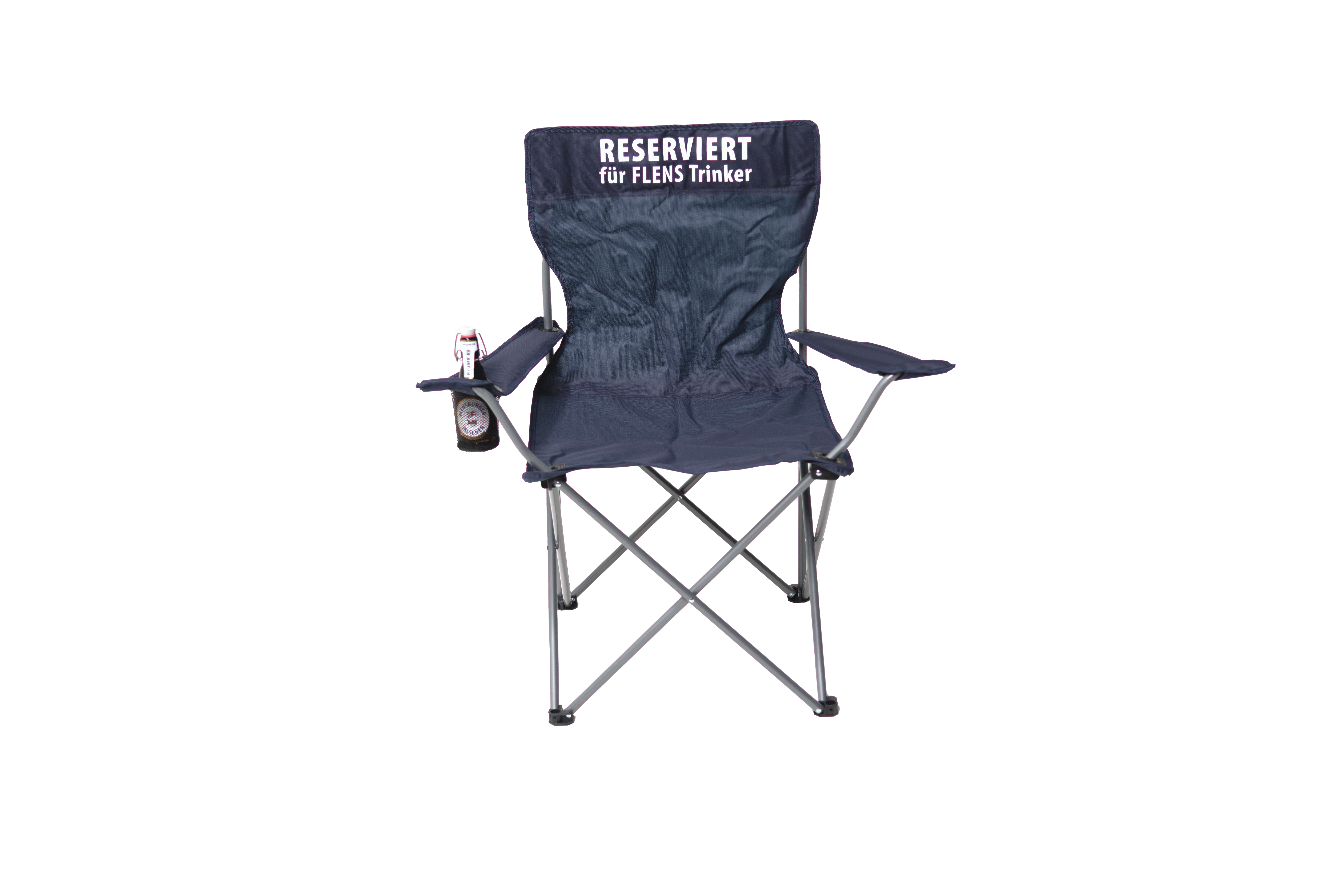 Campingstuhl in Navy-Blau mit der Aufschrift "RESERVIERT für FLENS Trinker". Er steht auf einem stabilen Gestell und hat eine Dose Getränk in der Seitenhalterung.